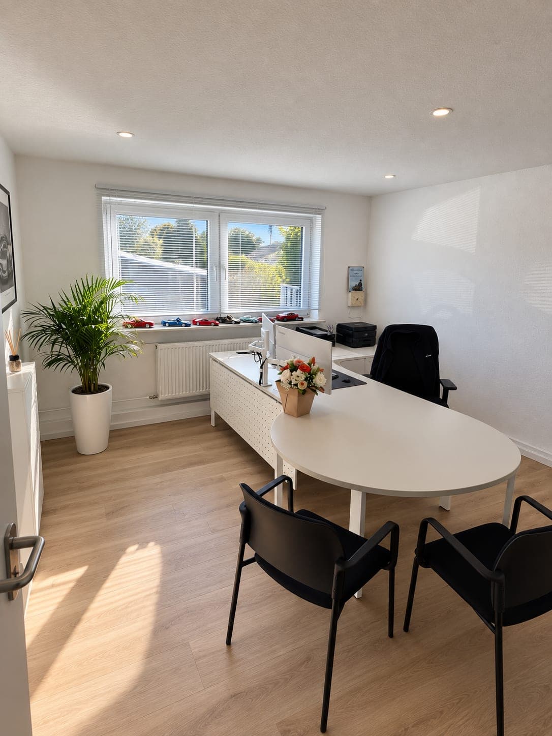 Büro von Auto Aras mit Schreibtisch, Sitzecke und Blick ins Grüne